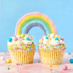 FluffiPuffi 13 FluffiPuffi -Super Streusel RainbowCupcakes Bearbeitetquadratisch scaled